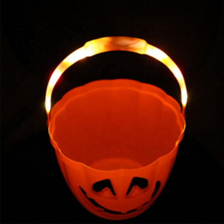 2021 Kanlong Wholesale Portable Large Plastic Bucket Led Flash Tote Light Pumpkin Candy Barrels